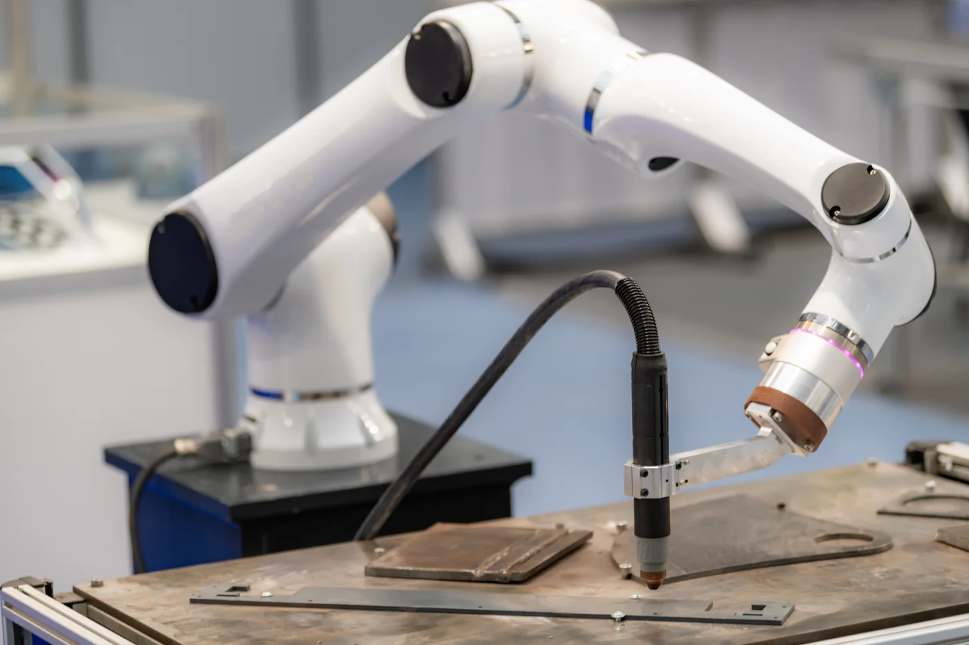 Sistem semi-automat pentru stabilizarea operațiilor de finisare industrială